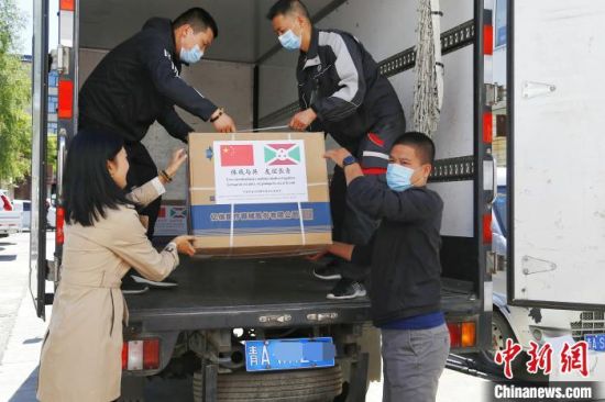 圖為工作人員搬運捐贈物資?！●R銘言 攝