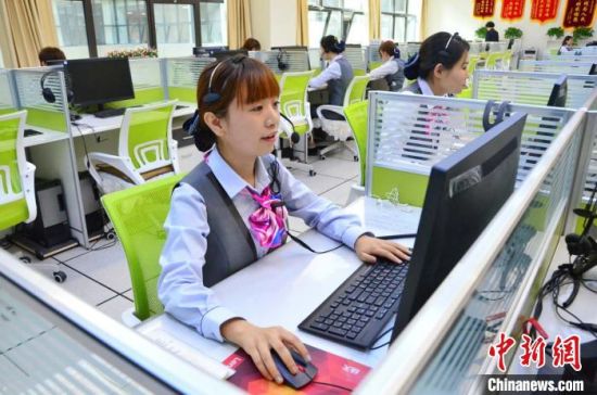 圖為青海省西寧市城市運(yùn)行管理指揮中心12345話務(wù)大廳的話務(wù)員馮蓉正在接聽市民來電?！◆?shù)り?攝