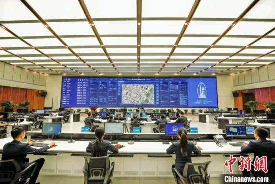 圖為青海省西寧市城市運(yùn)行管理指揮中心的指揮大廳。西寧市城市運(yùn)行管理指揮中心供圖
