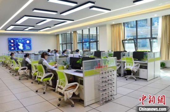 圖為青海省西寧市城市運(yùn)行管理指揮中心的12345話務(wù)大廳。　魯?shù)り?攝