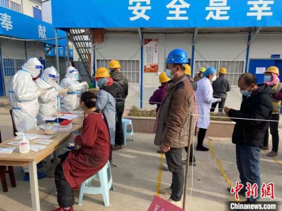 圖為青海省西寧市城中區(qū)某建筑工地核酸檢測點(diǎn)現(xiàn)場?！∏嗪Ｊ∥鲗幨谐侵袇^(qū)城鄉(xiāng)建設(shè)局供圖
