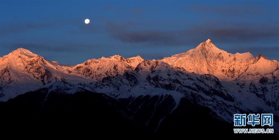 云南梅里雪山“日月同輝”