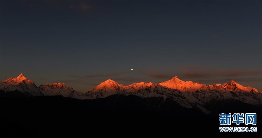 云南梅里雪山“日月同輝”