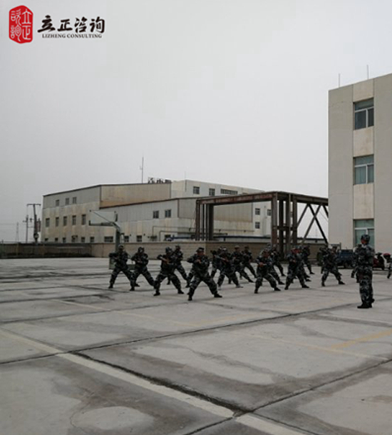 培訓(xùn)快訊培訓(xùn)時間：5月31－6月14日培訓(xùn)地點：格爾木培訓(xùn)單位：鹽湖集團培訓(xùn)課程：軍事化拓展培訓(xùn)人數(shù)：80人*2批