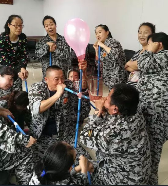 培訓(xùn)快訊培訓(xùn)時(shí)間：6月14日培訓(xùn)單位：某甘肅集團(tuán)蘭州配送有限公司培訓(xùn)課程：拓展培訓(xùn)人數(shù)：35人、觀摩4人蘭州拓展培訓(xùn)蘭州企業(yè)培訓(xùn)