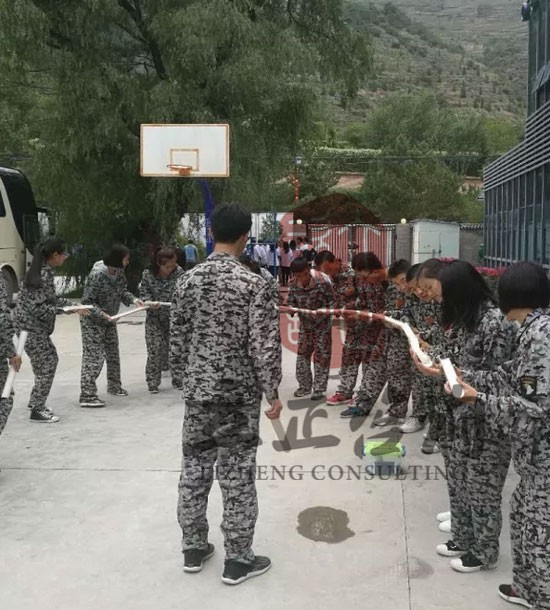 培訓(xùn)快訊培訓(xùn)時間：9月16日培訓(xùn)單位：某大學(xué)培訓(xùn)課程：拓展培訓(xùn)人數(shù)：拓展40人，觀摩人員：1名蘭州戶外拓展蘭州拓展培訓(xùn)