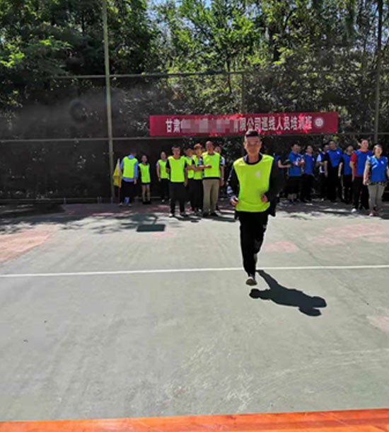 培訓(xùn)快訊培訓(xùn)時間：7月10日培訓(xùn)地點(diǎn)：徐家山培訓(xùn)單位：**學(xué)校培訓(xùn)課程：拓展培訓(xùn)人數(shù)：40人