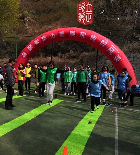 培訓(xùn)快訊培訓(xùn)時(shí)間：4月28日培訓(xùn)地點(diǎn):興隆山城建培訓(xùn)中心培訓(xùn)單位:甘肅交通**公司培訓(xùn)課程:趣味運(yùn)動(dòng)會(huì)部分拓展項(xiàng)目介紹：緬甸橋項(xiàng)目類型：團(tuán)隊(duì)合作項(xiàng)目培訓(xùn)形式：一段軟梯掛在山坳的兩端。學(xué)員必須利用繩梯和