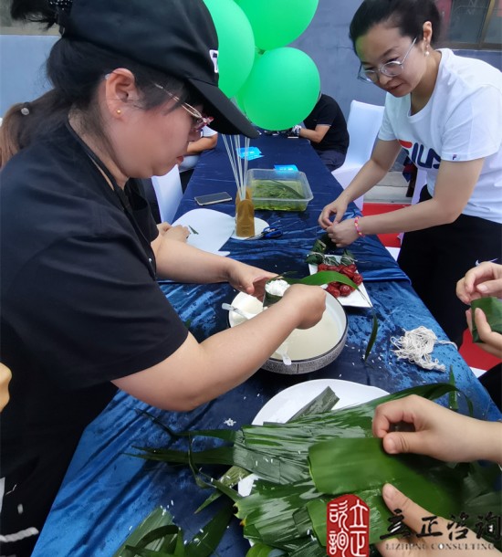 培訓(xùn)快訊培訓(xùn)時間：2021年6月14日培訓(xùn)地點:和銳德廠區(qū)培訓(xùn)單位:甘肅和銳德公司（徐工挖掘機(jī)）培訓(xùn)課程:端午節(jié)主題團(tuán)建活動項目介紹這個項目叫朱德的扁擔(dān)：每支代表隊選派男女各2名共4名隊員參賽，參賽隊