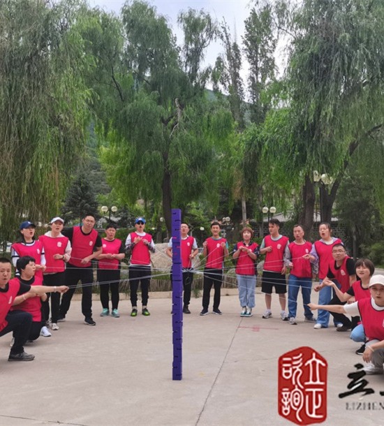 培訓(xùn)快訊培訓(xùn)時(shí)間：2021年7月6日培訓(xùn)地點(diǎn)：榆中興隆山培訓(xùn)單位:甘肅**集團(tuán)**公司培訓(xùn)課程:中青年職工拓展培訓(xùn)班培訓(xùn)項(xiàng)目介紹：合力建塔團(tuán)隊(duì)成員拉緊繩子末端控制塔鉤移動(dòng)，用塔鉤將一塊塊塔吊起并按照教