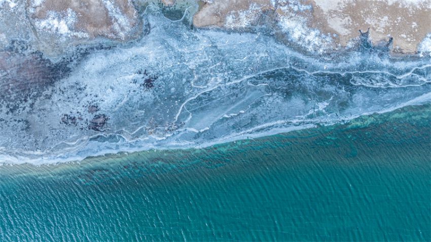 冬日阿拉克湖美不勝收。吳永明攝