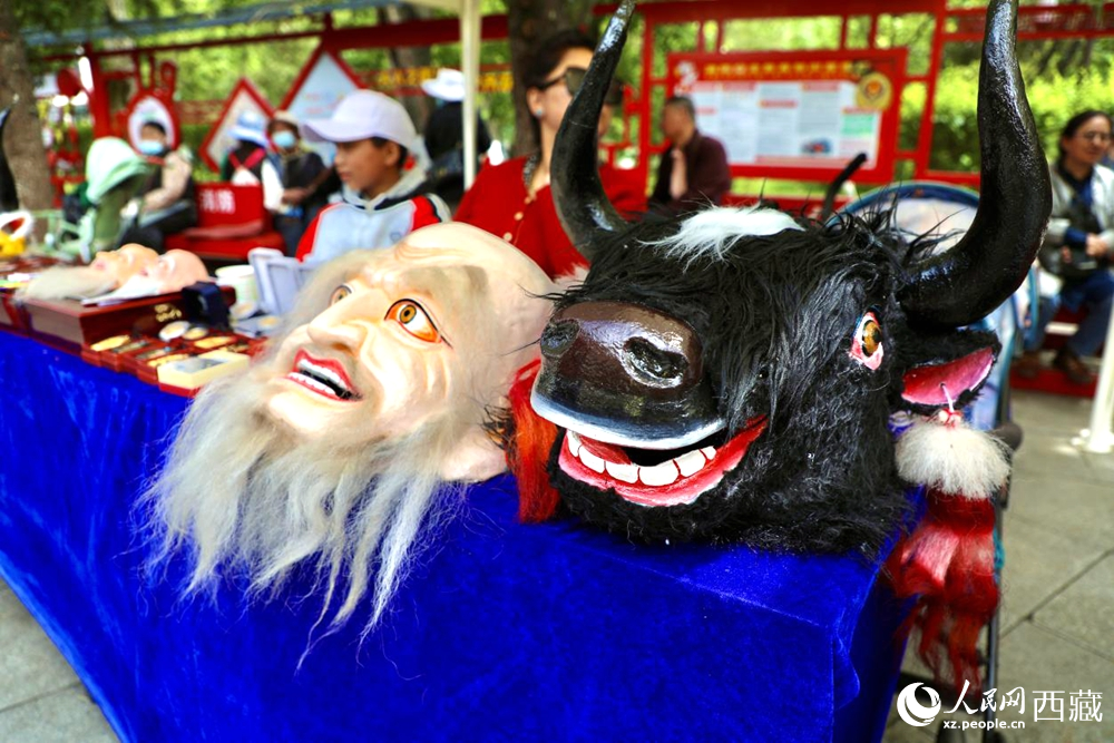 拉薩非遺集市上的藏戲人物與牦牛面具。