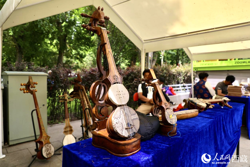 拉薩非遺集市上的扎念琴。