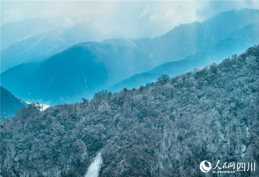 群山銀裝素裹。胡宇攝