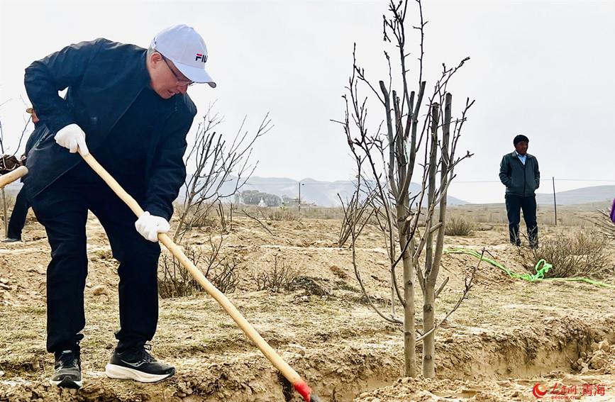 植樹活動現(xiàn)場。人民網(wǎng) 顧斐菲攝