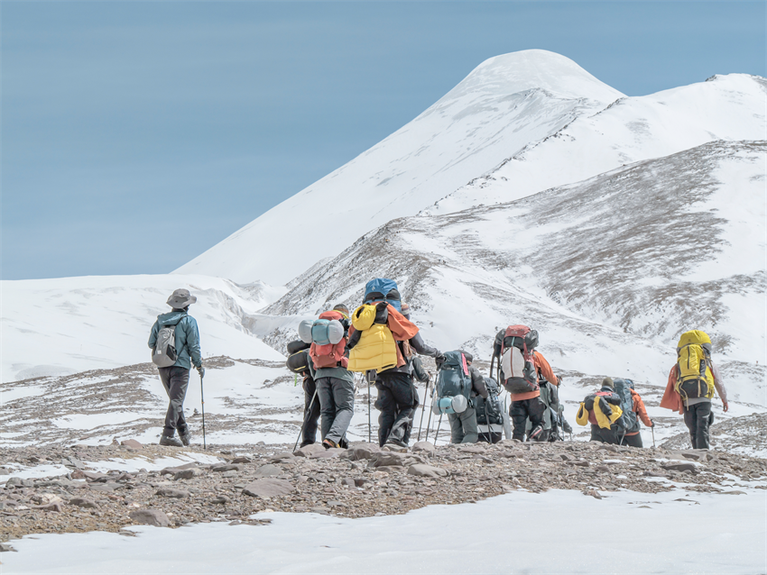 攀登者沖頂玉珠峰。青海省體育局供圖