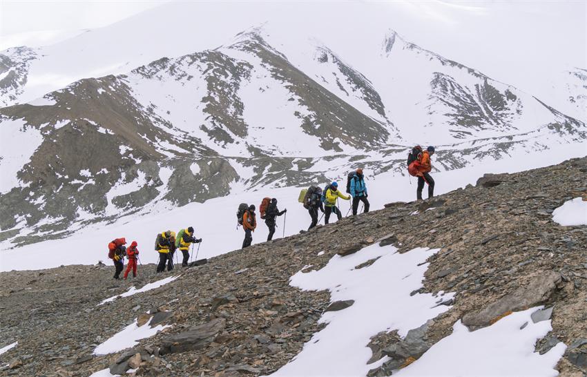 攀登者沖頂玉珠峰。青海省體育局供圖
