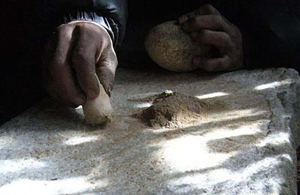 在凹形青石板上磨制的鼻咽。（張國華  供稿）timg(2).jpg