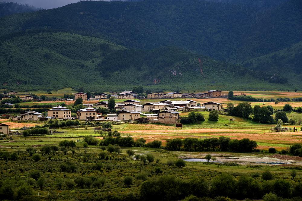 藏族村寨。張國(guó)華　攝DSC_3271_.jpg