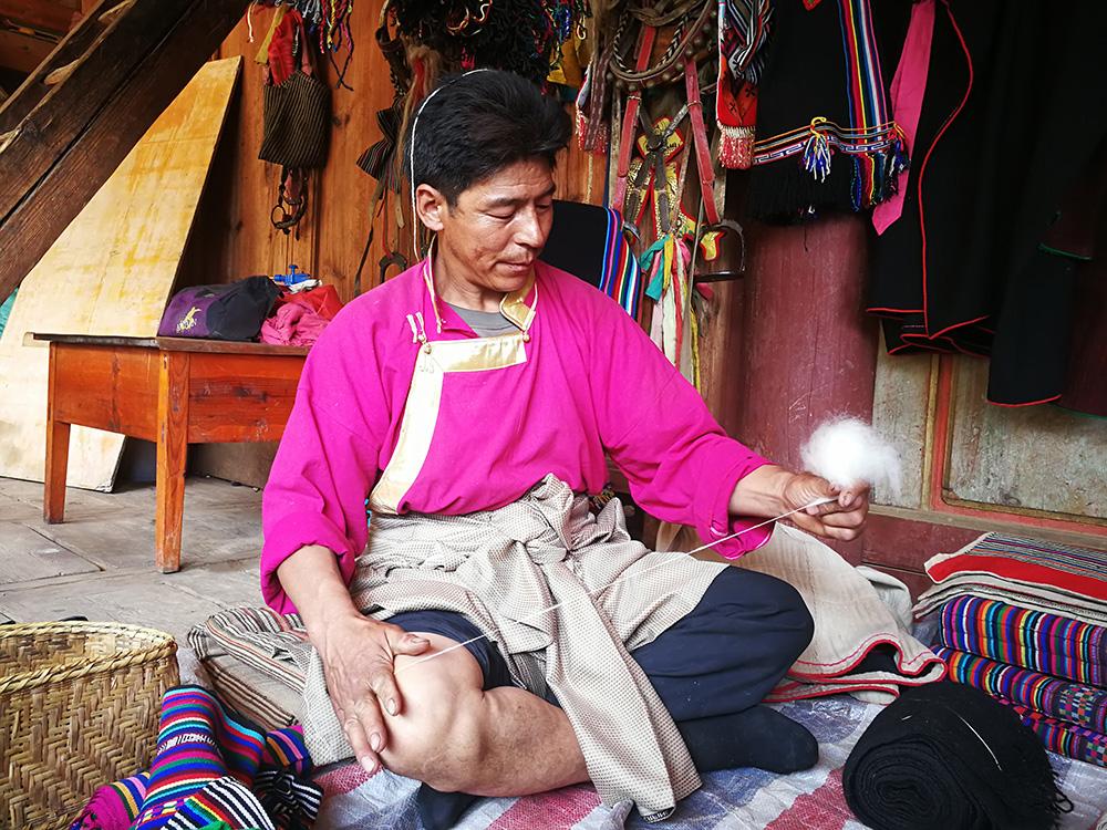 搓羊毛線是手工縫制技藝傳承人必備的手藝，縫制衣物少不了自制的羊毛線，用羊毛線連接起來(lái)的衣物，服飾文化由此誕生。（張國(guó)華  攝）IMG_20170510_132712.jpg