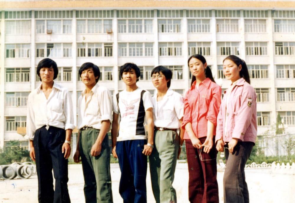 1987年9月作者考入西南民族學(xué)院，在教學(xué)大樓前與云南同學(xué)合影留影。張國(guó)華　供稿.jpg